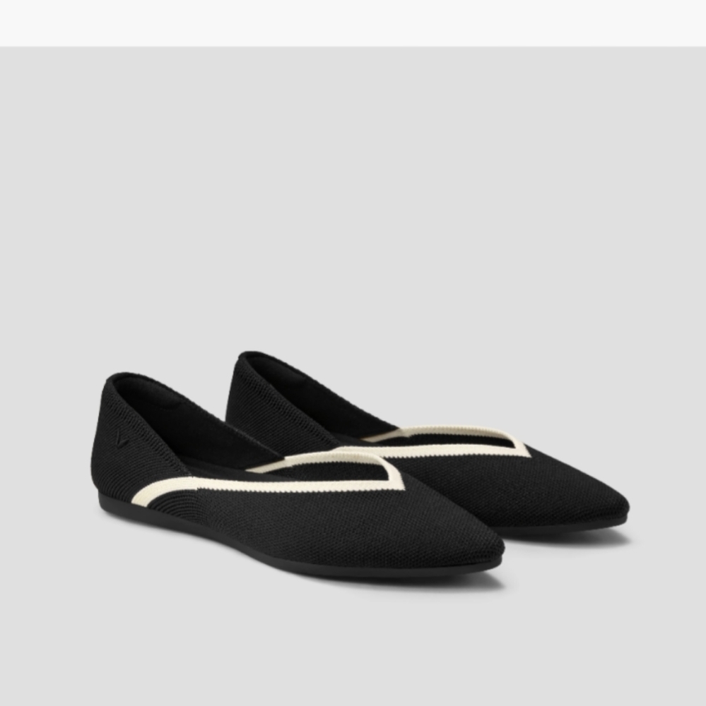 Vienna Pointed-Toe V-Cut Flats black